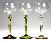 Drei Jugendstil-Weingläser Farbloses u. grünes Glas. Formgeblasen. Scheibenfuß, Entasisschaft mit