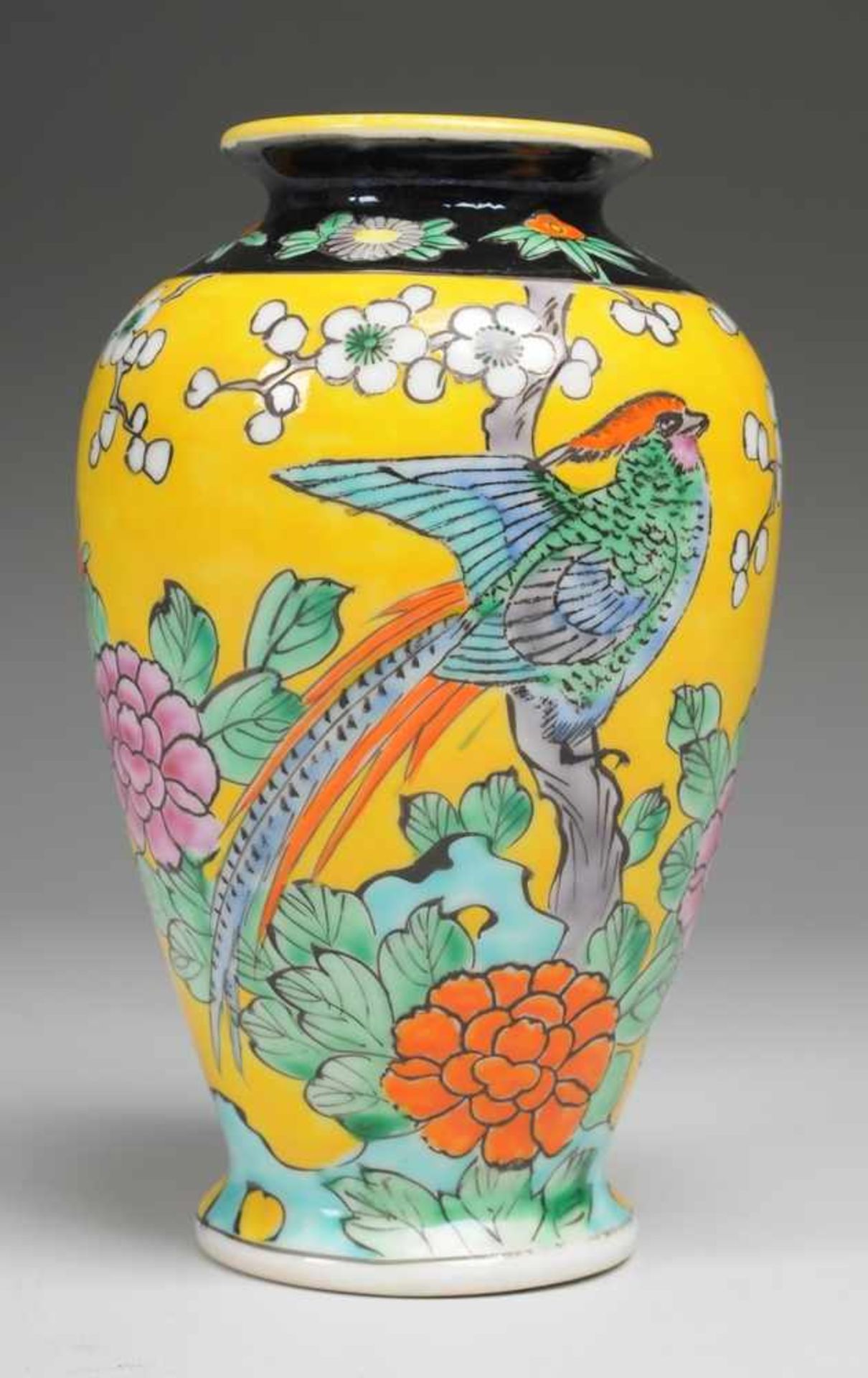 Kleine Vase Porzellan. Über ausgestelltem Stand ovoide Form mit hoher Schulter u. ausgezogener