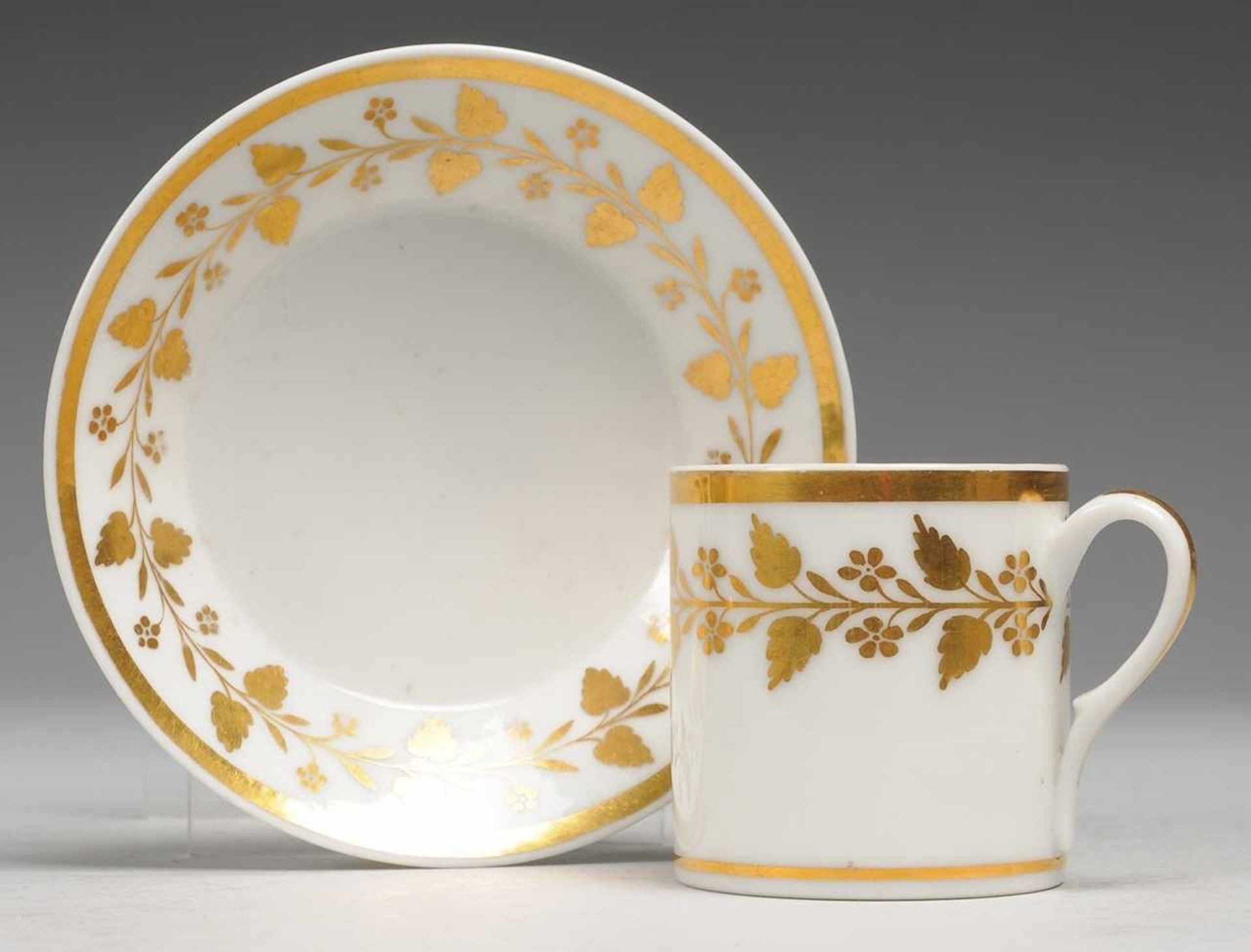 Biedermeier-Tasse mit UT Weiß, glasiert. Zylindrische Form. Steilwandige UT. Dekor aus Blatt- u.