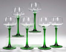 Sechs Weingläser Farbloses u. dunkelgrünes Glas. Formgeblasen. Scheibenfuß, schlanker Schaft,