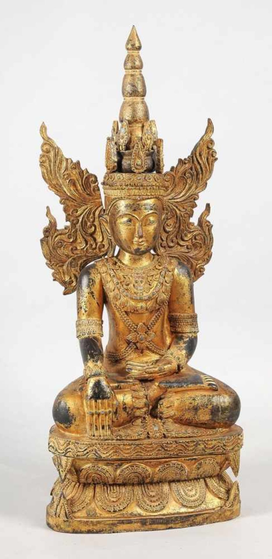 Große Figur eines Jambhupati-Buddha Teakholz, geschnitzt, schwarz u. golden gefasst. Auf