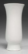 Vase Weiß, glasiert. Über konischem Stand tiefbauchige gestreckte Form mit ausgezogener Mündung.