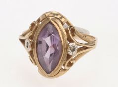 Amethyst-Ring 333er GG. Schmale, an der Schulter 2-geteilte Ringschiene. Am Ringkopf