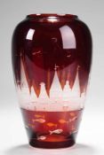 Vase Farbloses Glas, braunrot überfangen. Eiförmiger Korpus. Umlaufender Schliffdekor mit