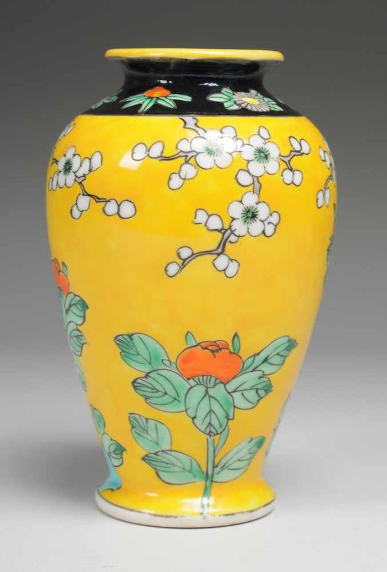 Kleine Vase Porzellan. Über ausgestelltem Stand ovoide Form mit hoher Schulter u. ausgezogener - Bild 2 aus 2