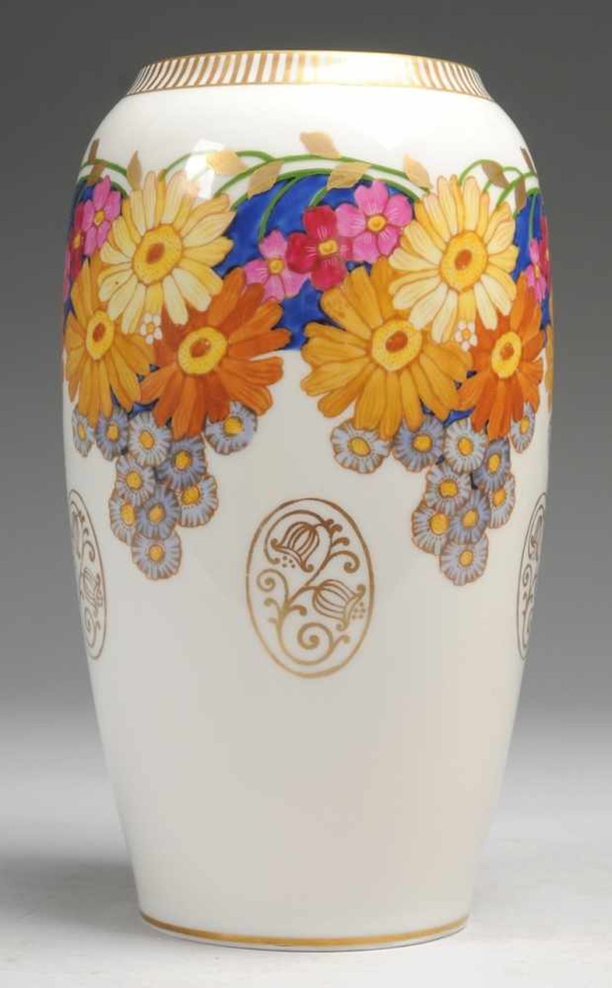 Jugendstil-Vase Weiß, glasiert. Ovoider Korpus mit eingezogener Mündung. Polychrome, golden