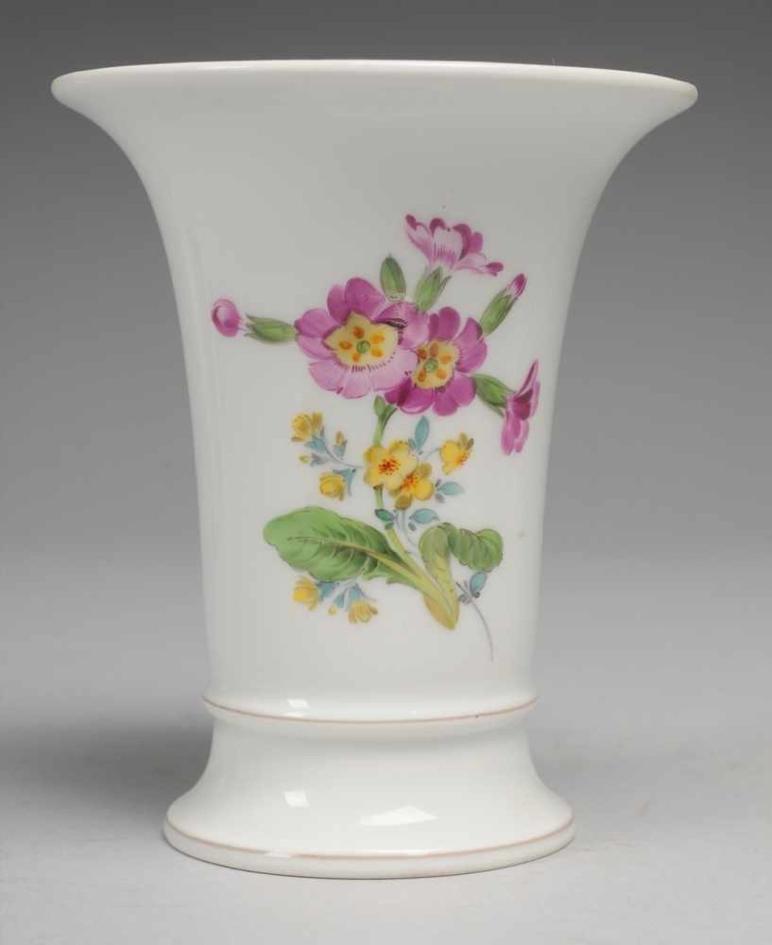 Trompetenvase mit Blumenmalerei Weiß, glasiert. Polychrome Bemalung mit Bukett aus Aurikel u.