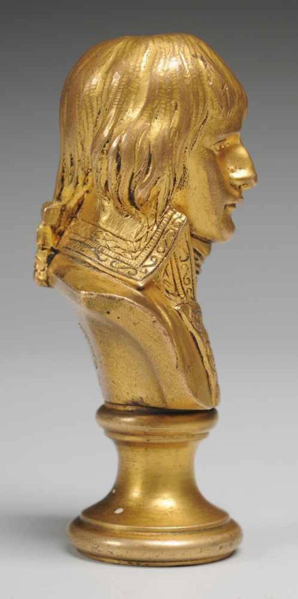 Boizot, Louis-Simon (Paris 1743 - 1809) Bronze, feuervergoldet. Auf rundem Profilsockel Porträtbüste - Bild 5 aus 5