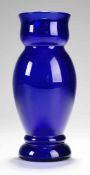 Vase Kobaltblaues Glas. Formgeblasen. Auf ansteigendem Fuß gestreckt eiförmiger Korpus, bauchiger