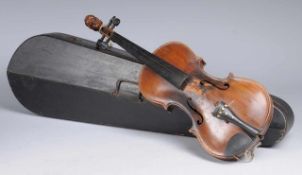 Violine Versch. Materialien. Schnecke mit geschnitztem Frauenkopf. Unters. Reliefbild mit Burganlage