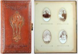 Jugendstil-Fotoalbum mit historischen Porträtaufnahmen Brauner Ledereinband mit floral-