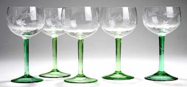 Fünf Weingläser Farbloses u. grünes Glas. Formgeblasen. Scheibenfuß, schlanker Schaft. Bauchige