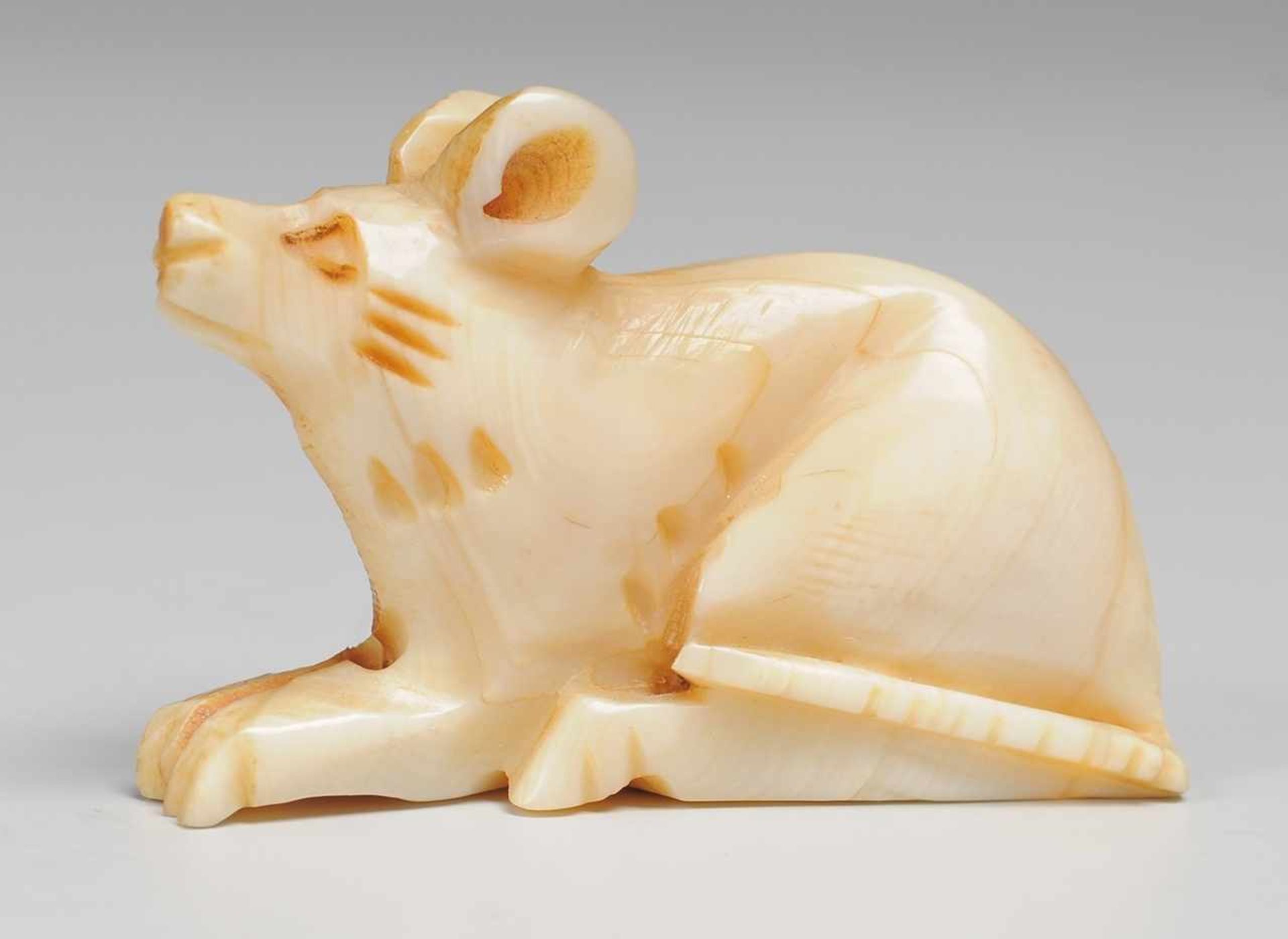 Paar Tier-Netsuke Elfenbein, patiniert. Plastische Darstellung einer Ratte bzw. eines Tigers. - Bild 3 aus 3