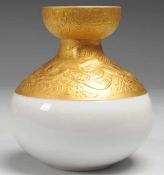 Vase "Zauberflöte Sarastro" Weiß, glasiert. Bauchige Form mit eingezogenem Hals u. ausgestellter