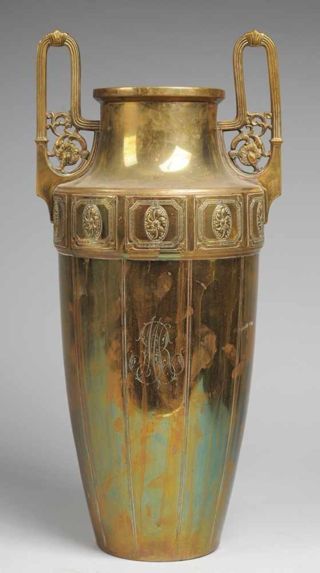 Jugendstil-Vase Messing. Gestreckter Korpus mit zylindrischem Hals u. eckig ausgezogenen
