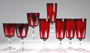 Drei Wein- und fünf Sektgläser Farbloses Glas, part. rot überfangen. Formgeblasen. Scheibenfuß,