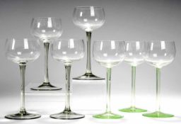 Sieben Weingläser 4/3. Farbloses u. zartgrünes Glas. Formgeblasen. Scheibenfuß, schlanker Schaft,