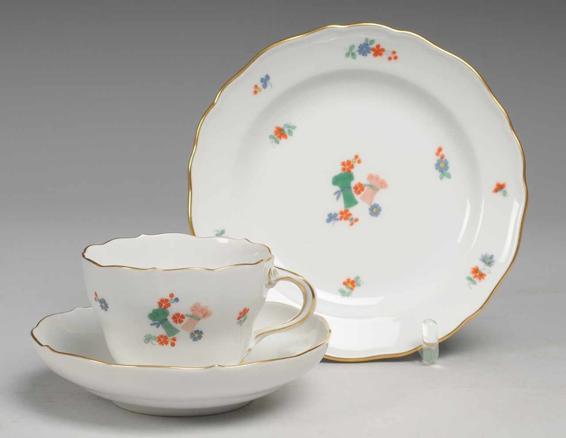 Kaffeegedeck mit Kakiemon-Dekor Weiß, glasiert. Form "Neuer Ausschnitt". Polychrome Bemalung mit