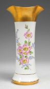 Vase mit Blumenmalerei Weiß, glasiert. Zylindrische, l. konische Form mit ausgezogener