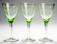 Drei Urangläser Farbloses Glas u. grünes Uranglas. Formgeblasen. Scheibenfuß, schlanker Schaft,