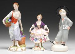 Drei Porzellanfiguren Weiß, glasiert. Auf rocaillierter Plinthe Figur einer leichtbekleideten