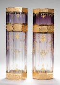 Paar Vasen Farbloses Glas, im Verlauf zur Mündung part. violett überfangen. Formgeblasen. Schlanker,