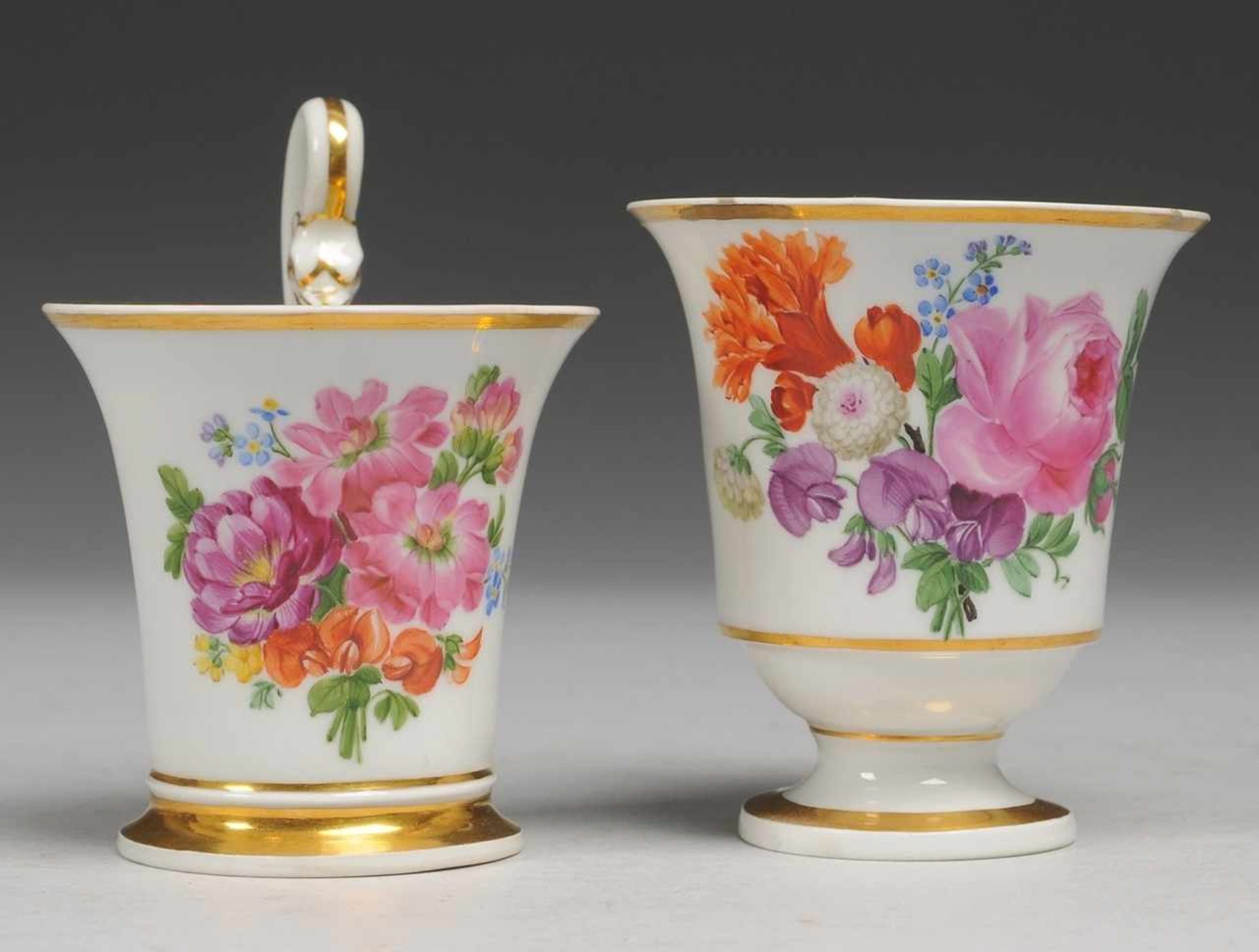 Zwei Biedermeier-Tassen mit Blumenmalerei Weiß, glasiert. Über Rundfuß glockenförmige Tasse.