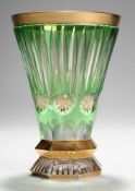 Becherglas Farbloses Kristallglas, part. grün überfangen. Formgeblasen. In der Art v.