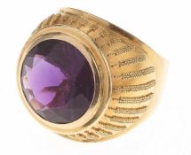 Amethyst-Ring 585er GG. Flache, an der Schulter breiter werdende Ringschiene. Schaus. im