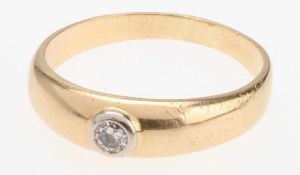 Brillant-Ring 585er GG. Breite, gewölbte Ringschiene. Schaus. Brillant (ca. 0,18 ct) in glatter