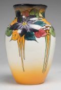 Jugendstil-Vase Sandfarbener Scherben. Ovoide Form mit ausgestellter Mündung. Über creme-gelbem Fond