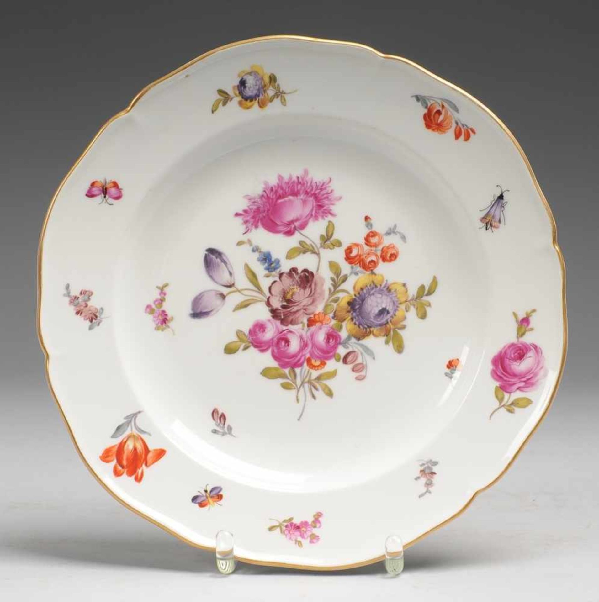 Speiseteller mit Blumen- und Insektenmalerei Weiß, glasiert. Gemuldet, gebogter Rand. Polychrome