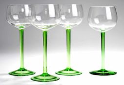 Vier Weingläser 3/1. Farbloses u. grünes Glas. Formgeblasen. Scheibenfuß, schlanker Schaft.