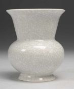 Krakelee-Vase Weiß, glasiert. Tiefgedrückt bauchiger Korpus mit trichterförmig ausgezogener Mündung.