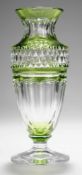 Vase Farbloses Kristallglas, part. grün überfangen. Formgeblasen. Auf Scheibenfuß gestreckt