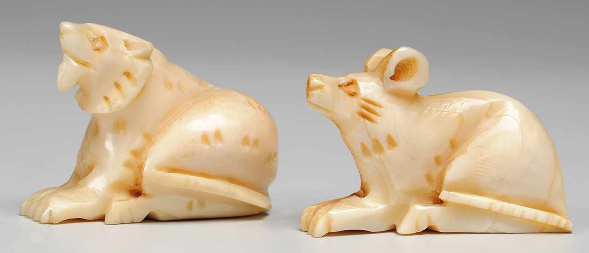 Paar Tier-Netsuke Elfenbein, patiniert. Plastische Darstellung einer Ratte bzw. eines Tigers.