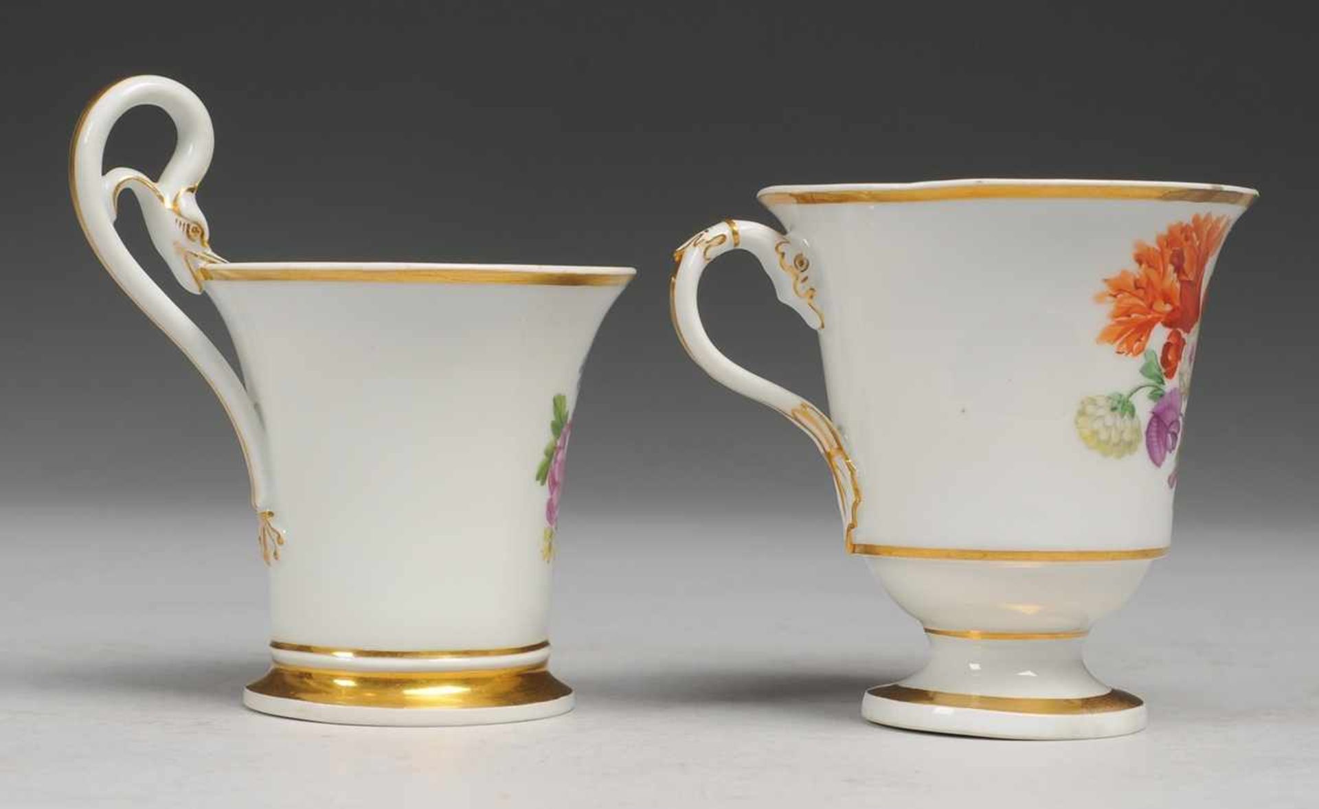 Zwei Biedermeier-Tassen mit Blumenmalerei Weiß, glasiert. Über Rundfuß glockenförmige Tasse. - Bild 2 aus 2