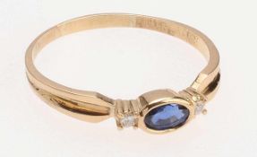 Saphir-Brillant-Ring 750er GG. Schmale, zur Schulter hin verbreiterte u. geriefte Ringschiene.