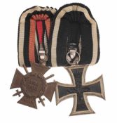 Ordensspange mit zwei Orden Bronze, Eisen. Ehrenkreuz für Kriegsteilnehmer 1914-1918 mit Bandring,