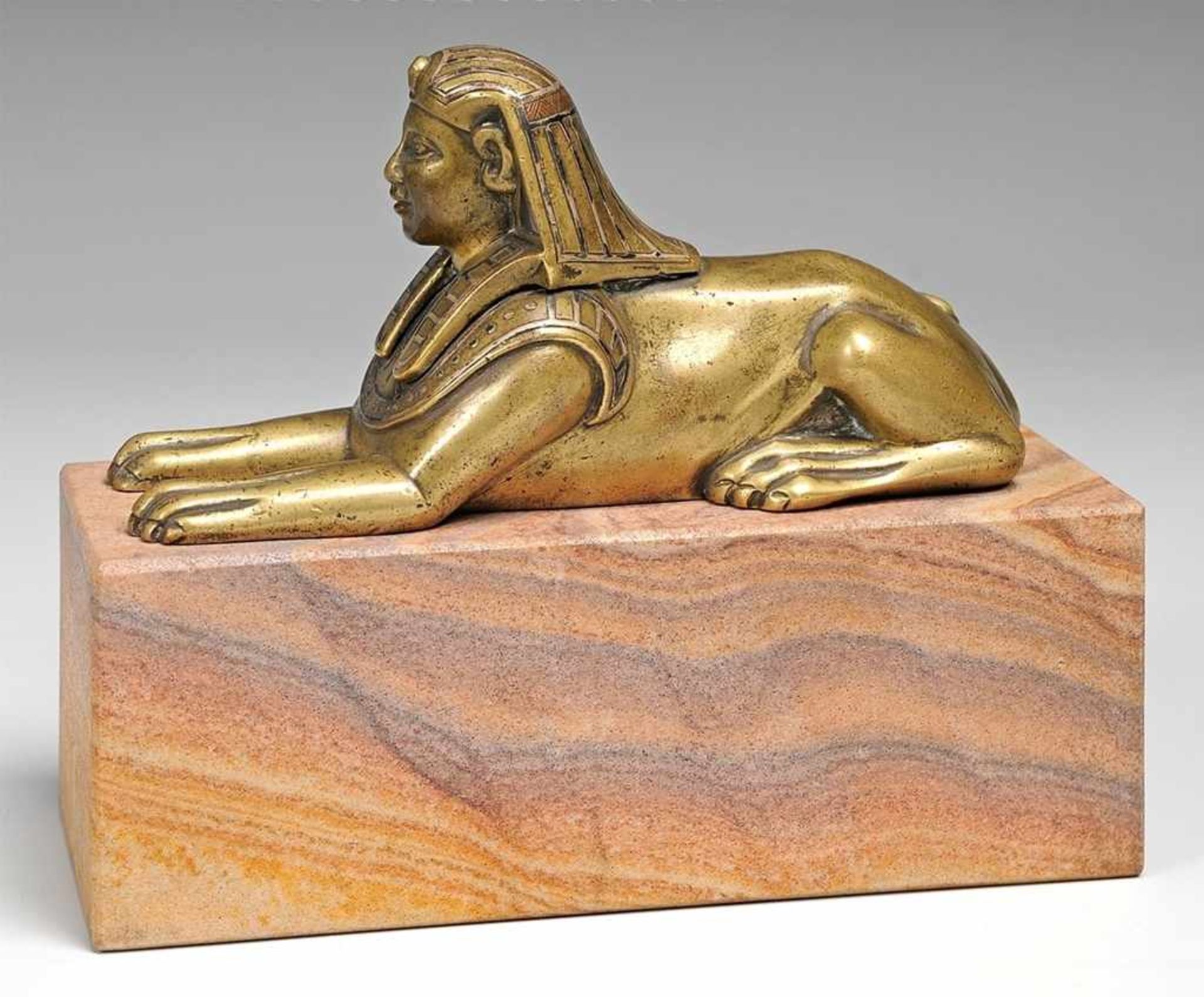 Sphinx Bronze, patiniert. Auf quaderförmigen Sockel (erneuert) Darstellung einer liegenden Sphinx. - Bild 2 aus 2