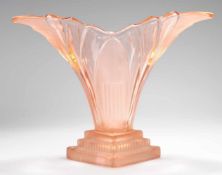 Art-Déco-Vase "Greta" Lachsfarbenes Pressglas, part. mattiert. Auf quadratischem, gestuften Stand
