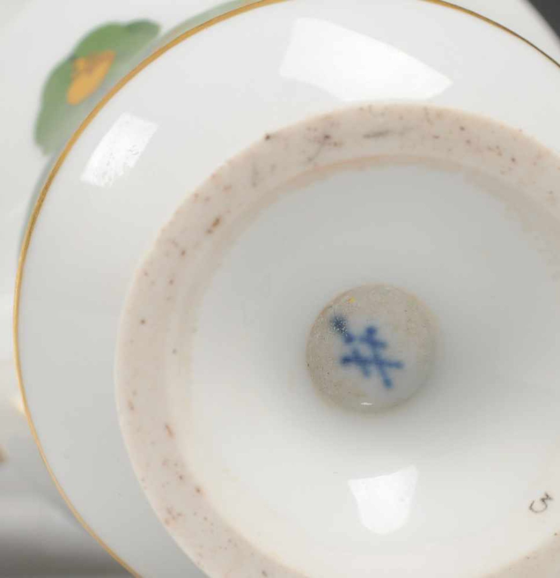 Biedermeier-Tasse mit UT Weiß, glasiert. Tasse in Glockenbecherform. Hochgezogener Schwanenhenkel - Bild 2 aus 3
