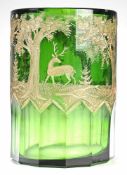 Vase mit Jagdmotiven Grünes, dickwandiges Glas. Formgeblasen. Zylindrischer Korpus. Im unteren