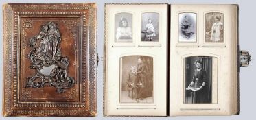 Historismus-Fotoalbum mit historischen Porträtaufnahmen Brauner Ledereinband mit ornamentaler
