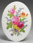 Porzellanplatte mit Blumenmalerei Weiß, glasiert. Ovale Form. Polychrome Bemalung mit reichem