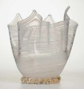 Fazzoletto-Vase Farbloses Glas. Formgeblasen u. frei geformt. Eingeschmolzene, horizontal