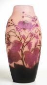 Vase mit Chrysantheme Farbloses Glas, rosafarben u. in Violetttönen überfangen. Gestreckt ovoider