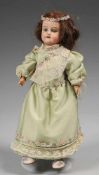 Charakter-Puppenmädchen Modell 1909. Kurbelkopf aus Biskuitporzellan mit aufgeklebter Perücke,