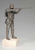 Kleine Statue eines Soldaten Zink. Visierender Wehrmachtssoldat mit Ausrüstung. Auf Marmorsockel