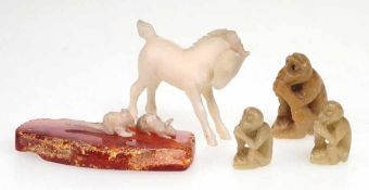 Konvolut Miniatur-Tierfiguren 6 St. Elfenbein, Speckstein. 3 sitzende Affen, Fohlen u. 2 Mäuse auf